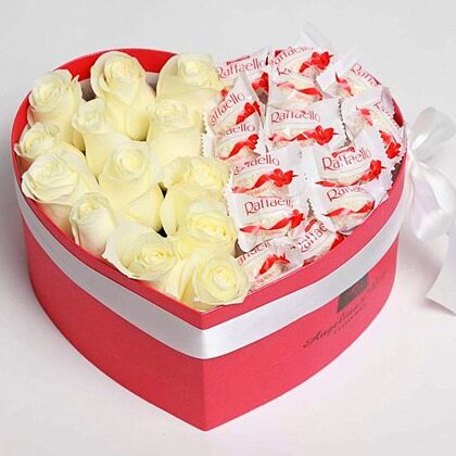 Ziedu kaste sirds formā ar konfektēm. 13 rozes izvēlētajā krāsā. Diametrs 20 cm. 48,-e