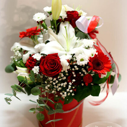 Kompozīcija cepurkastē. H35 cm. Dažādi ziedi. 48,-e