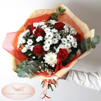 Pušķis iepakojumā. D40 cm. Rozes 7, krizantēmas 7, plīvurpuķes, zaļumi. 50,-e