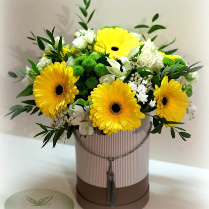 Kompozīcija cepurkastē. H40 cm. Dažādi ziedi. 58,-e