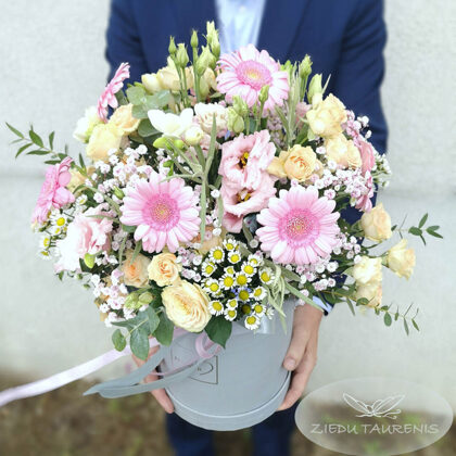 Kompozīcija cepurkastē. H50 cm. Dažādi ziedi. 78,-e