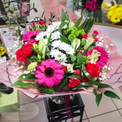 Ziedu pušķis. D35 cm. Dažādi ziedi. 50,-e