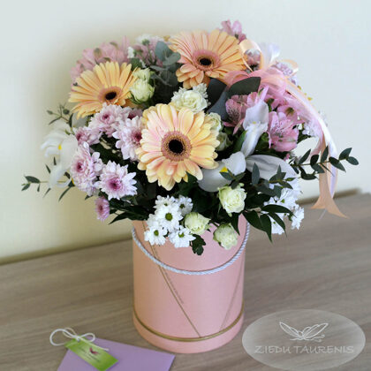 Kompozīcija cepurkastē. H45 cm. Dažādi ziedi. 68,-e