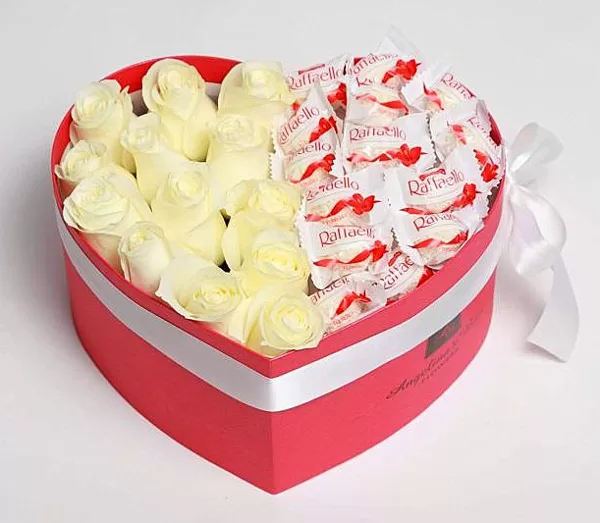 Ziedu kaste sirds formā ar konfektēm. 13 rozes izvēlētajā krāsā. Diametrs 20 cm. 48,-e