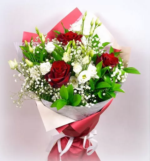 Ziedu pušķis papīra iepakojumā. H35 cm. Lizantes 3, rozes 3, plīvurpuķes, zaļumi. 38,-e