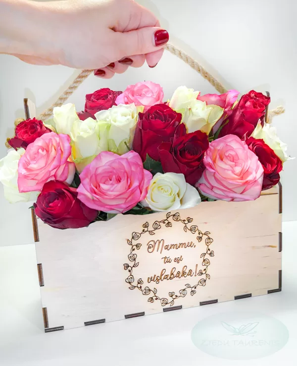 Rozes koka grozā ar auklas rokturi. 15 rozes 48,-e. 21 roze 58,-e. Krāsas pēc izvēles.