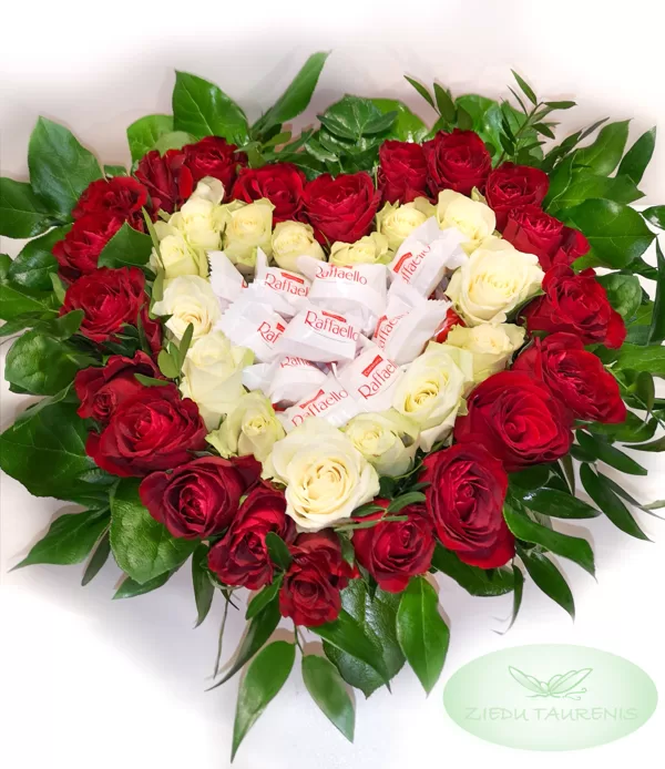 Ziedu kaste sirds formā ar konfektēm. 39 rozes. Diametrs 35 cm. 80,-e