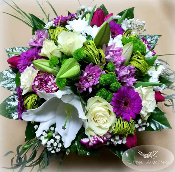 Lēzenais ziedu pušķis. Diametrs 45 cm. 75,-e