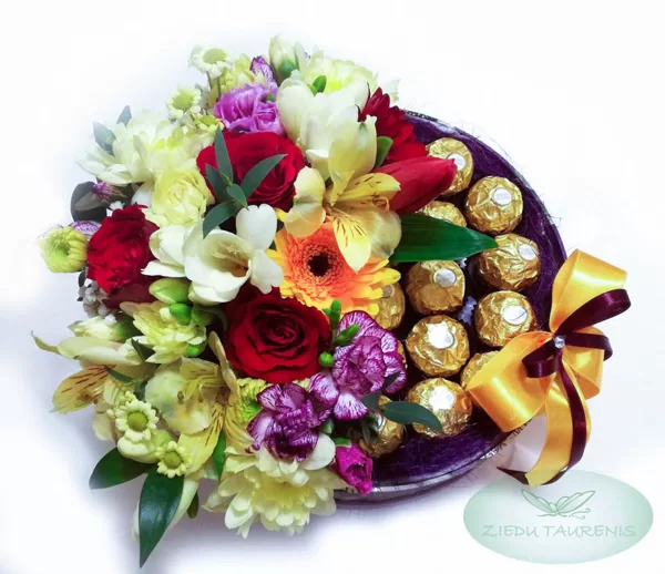 Apaļā ziedu kaste ar Ferrero Rocher konfektēm. Diametrs 26 cm. 53,-e
