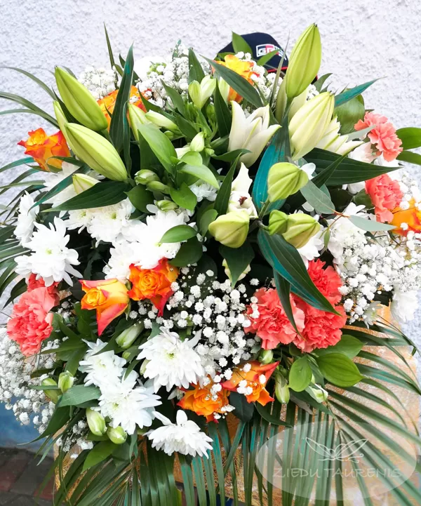 Milzīgs dažādu ziedu pušķis. Diametrs 80 cm. Kātu garums 70 cm. 130,-e