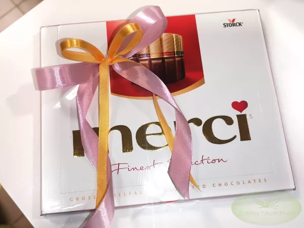 Izdekoratas šokolādes konfektes Merci. 250 gr. 12,-e